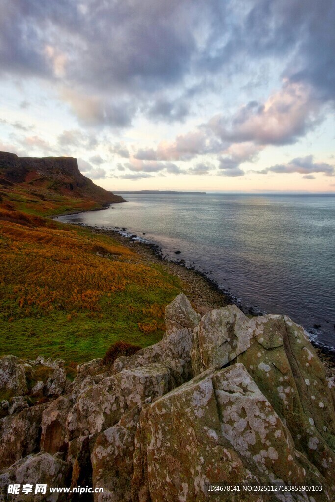 海岸风光岩石与辽阔水域