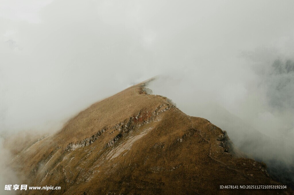 云雾缭绕的山巅景象