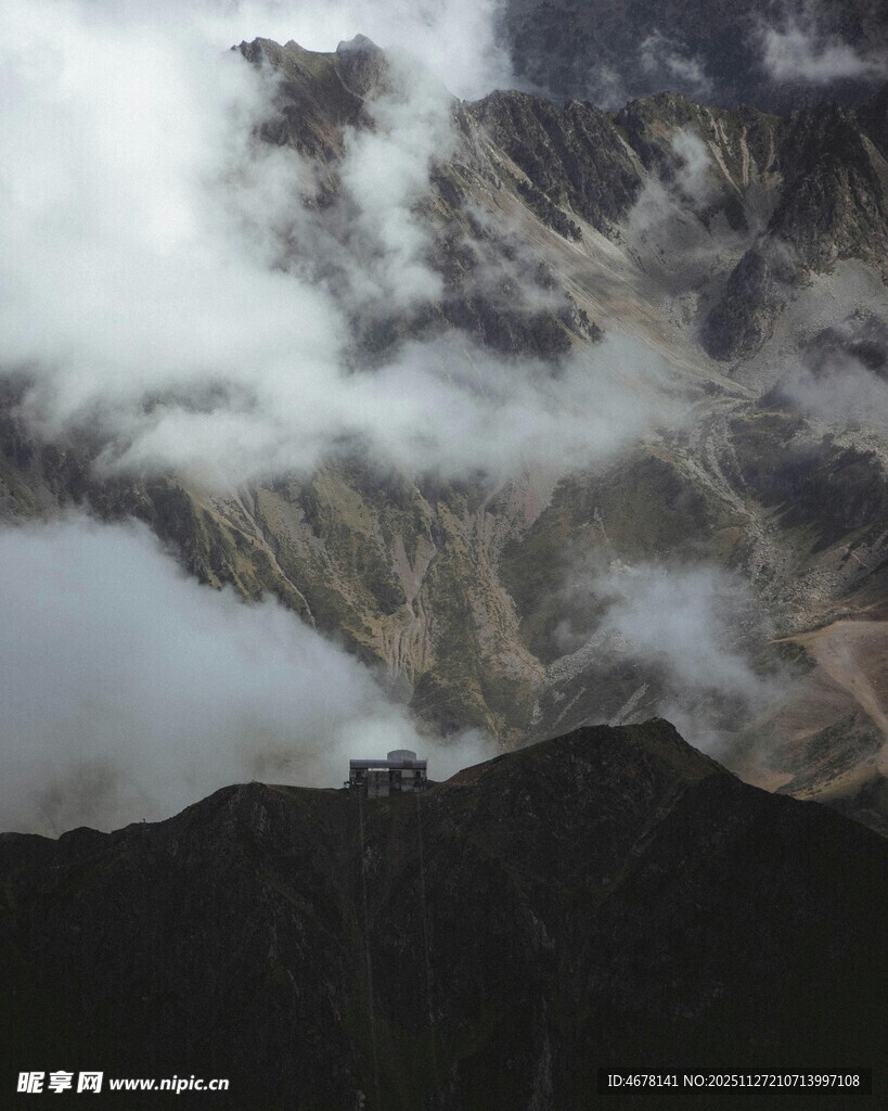 云雾缭绕的壮美山峦
