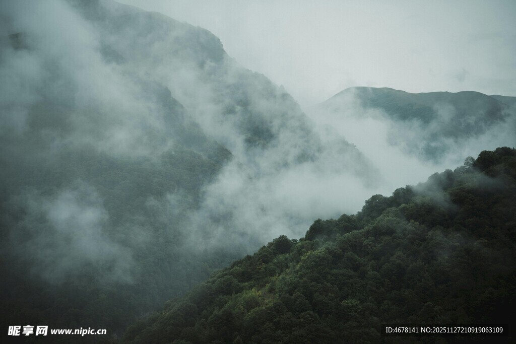 云雾缭绕的山间美景