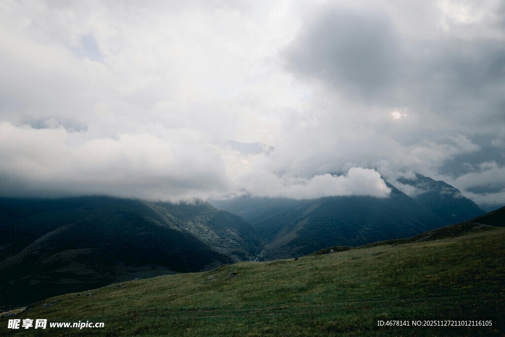 云雾缭绕的山间美景
