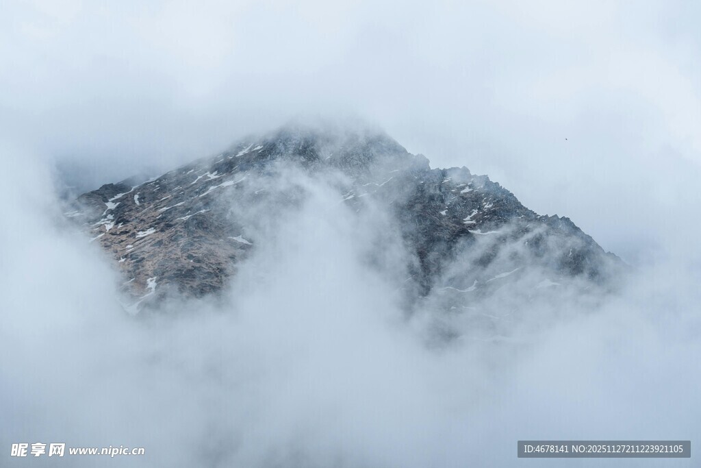 云雾缭绕的巍峨山峰
