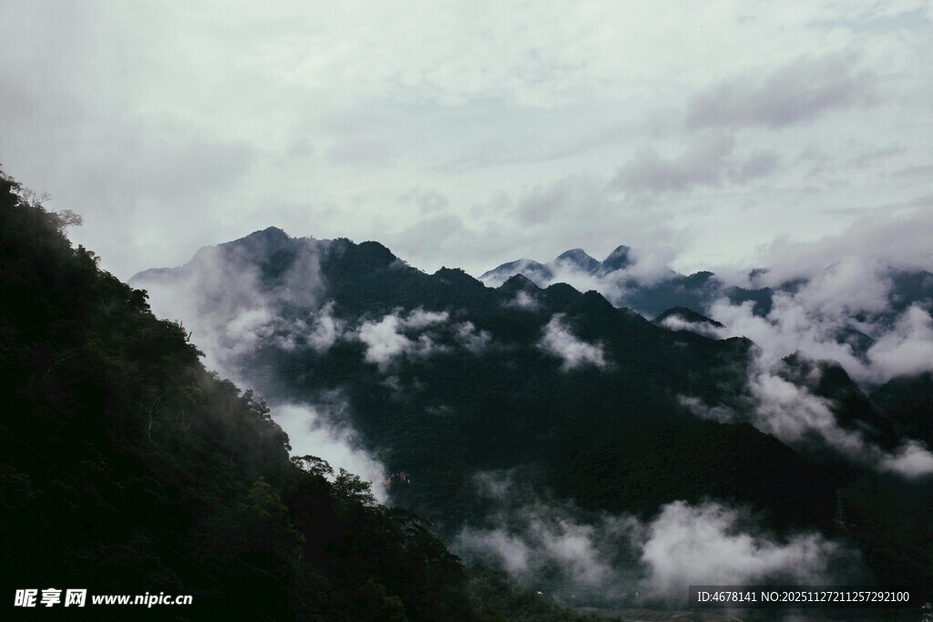 云雾缭绕的壮美山峦