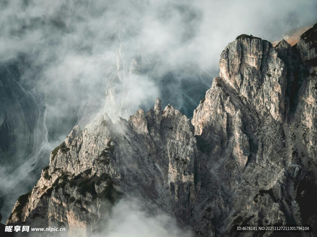 云雾缭绕的巍峨山峰