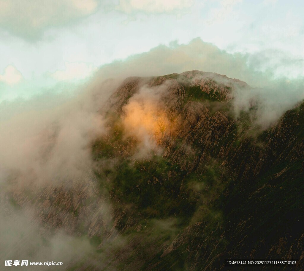 云雾缭绕的山间美景