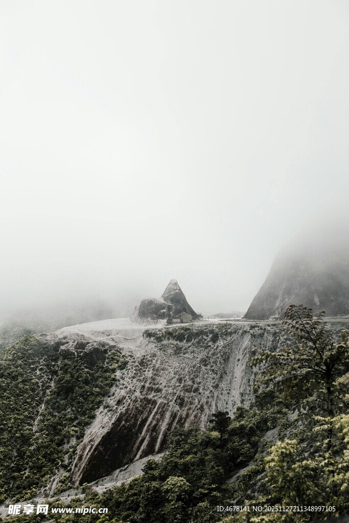 山间云雾缭绕的壮丽景致