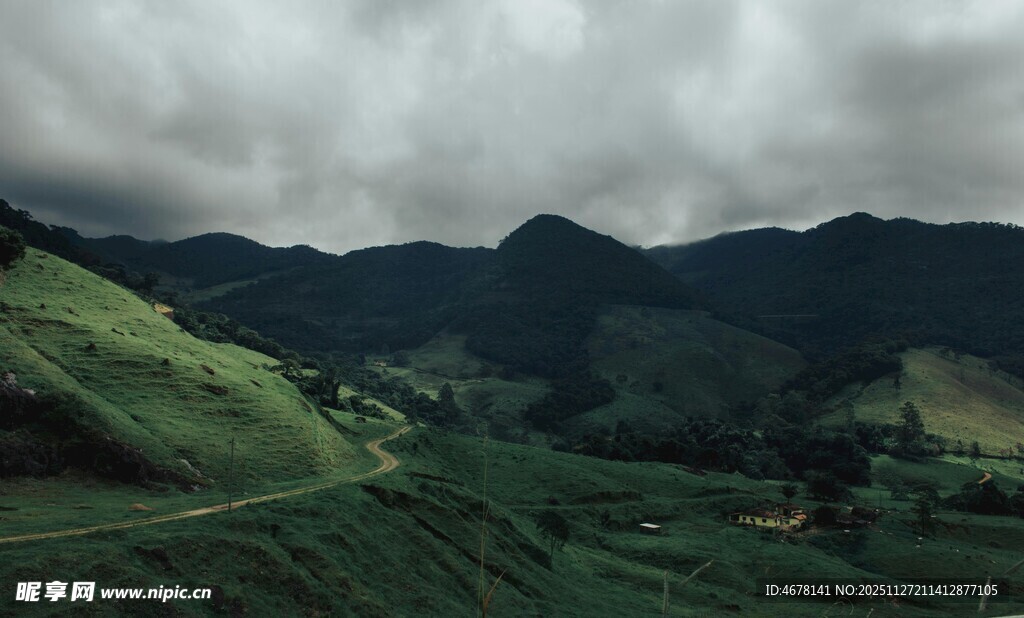 山间绿野云雾缭绕之景