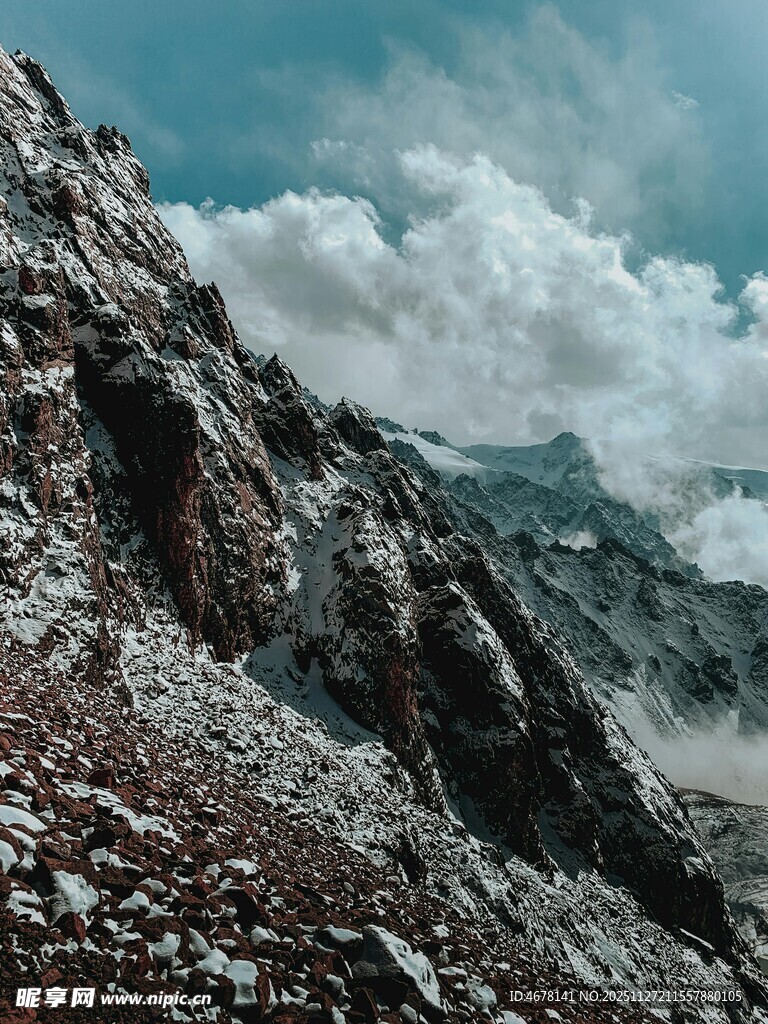 巍峨雪山壮丽景致