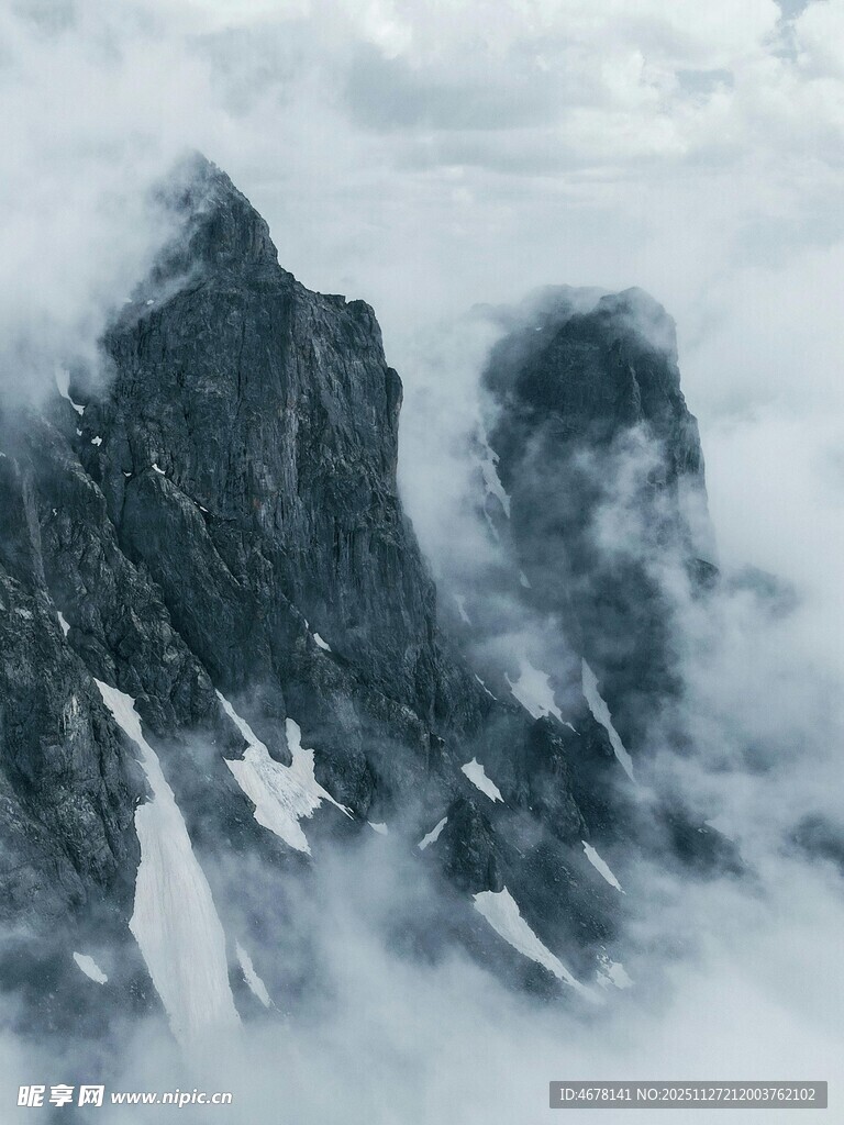 云雾缭绕的巍峨山峰