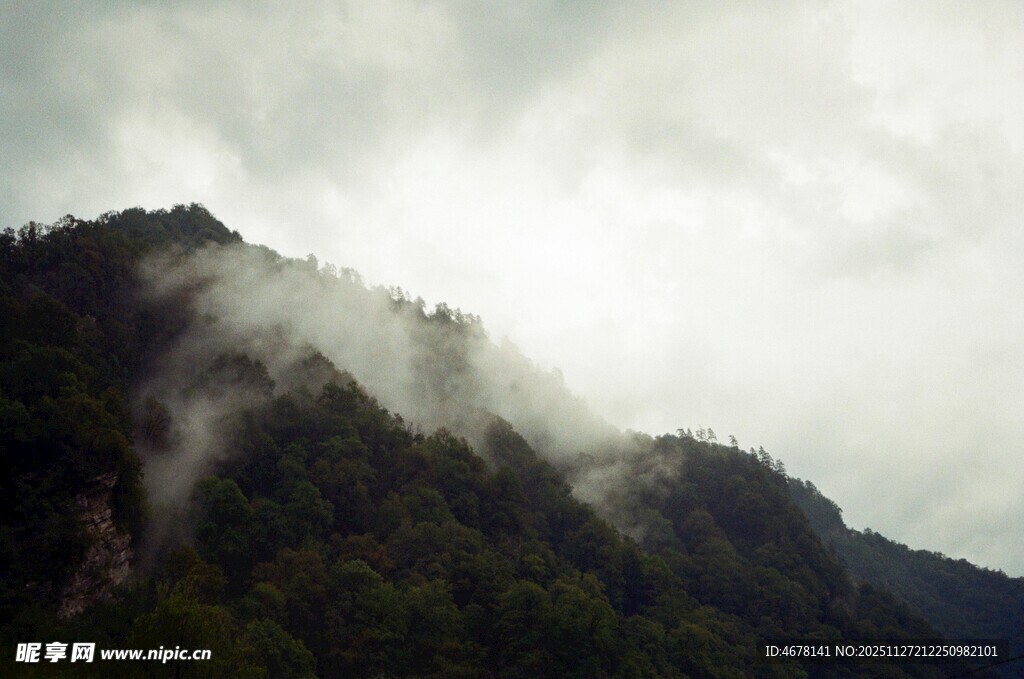 云雾缭绕的山峦美景