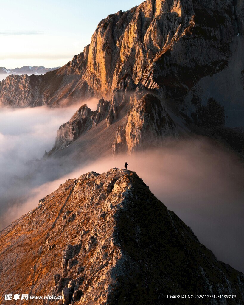 山巅孤影云海日出壮景