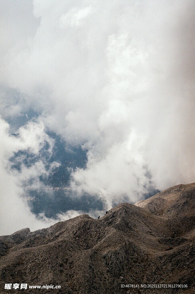 云雾缭绕的壮丽山景