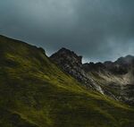 云雾下的翠绿山峦