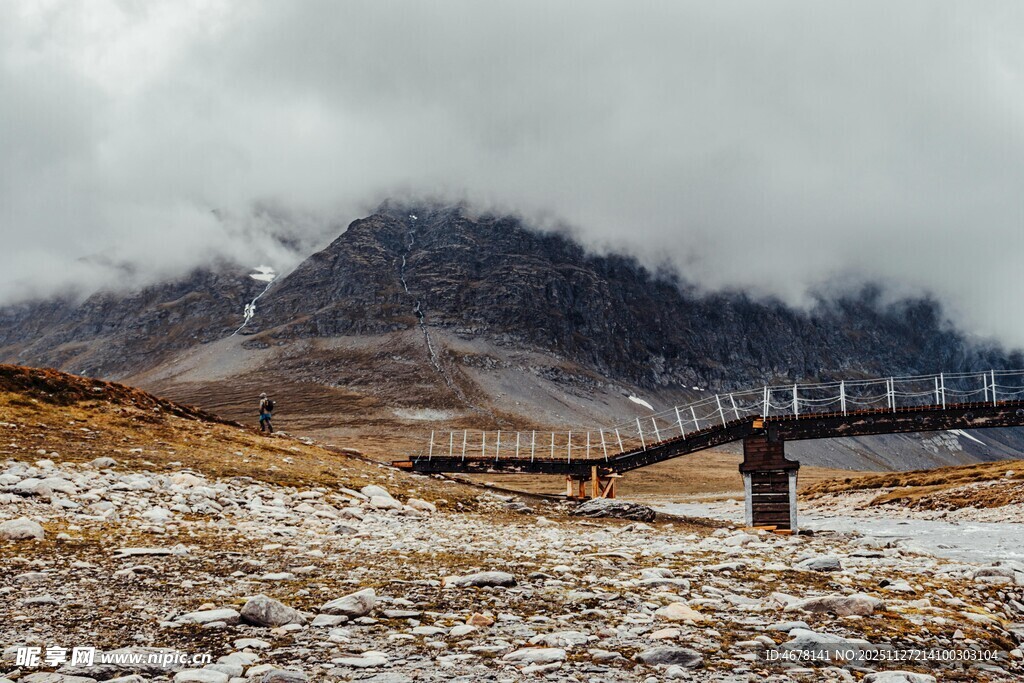 雪山下的栈桥风景