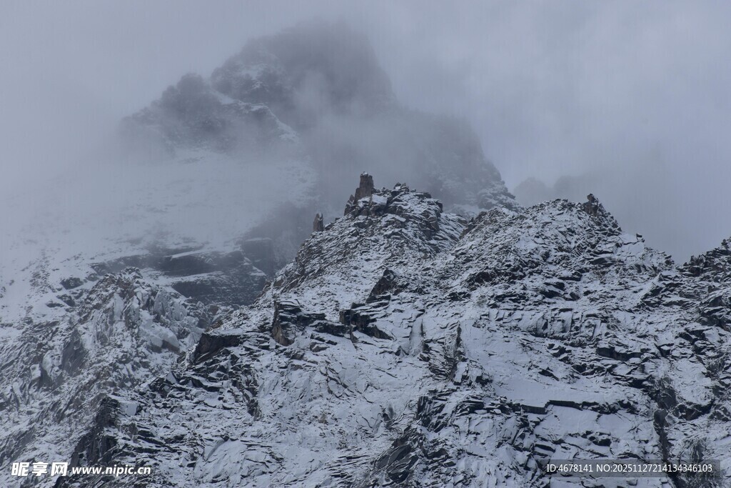 雪山云雾缭绕壮丽景观