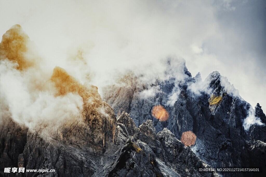 壮丽雪山云雾缭绕景观