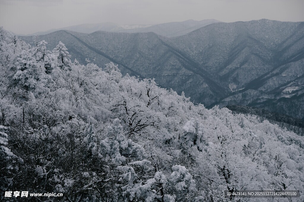 雪覆山峦美景