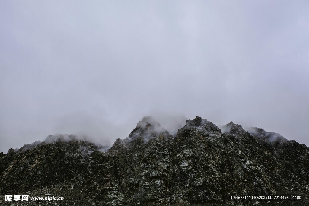 云雾缭绕的巍峨山峰
