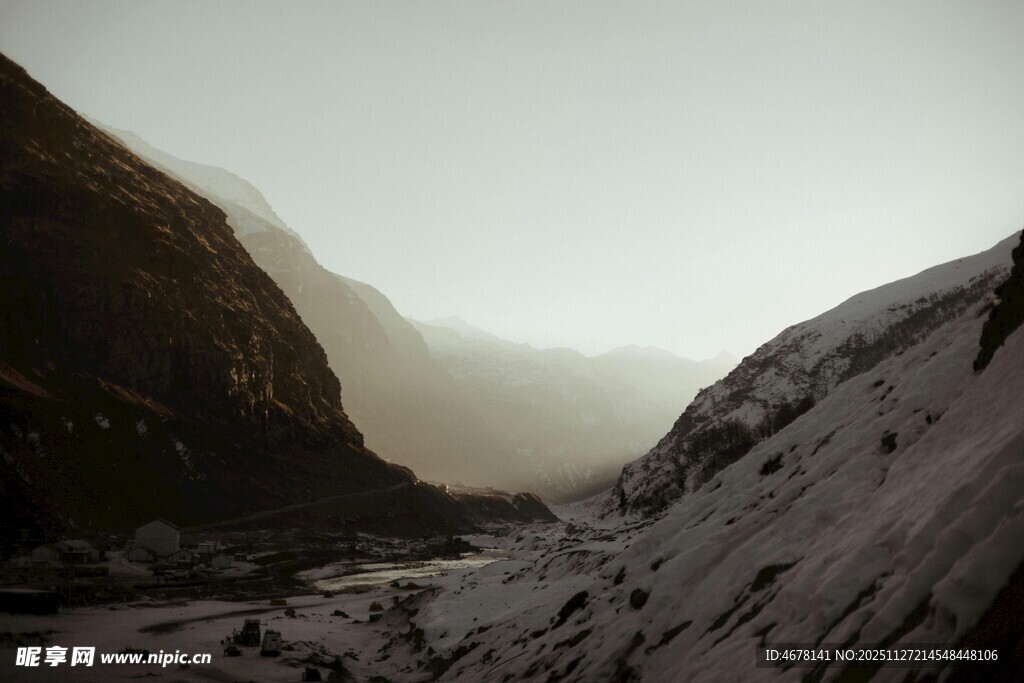 山间雾霭中的崎岖地貌