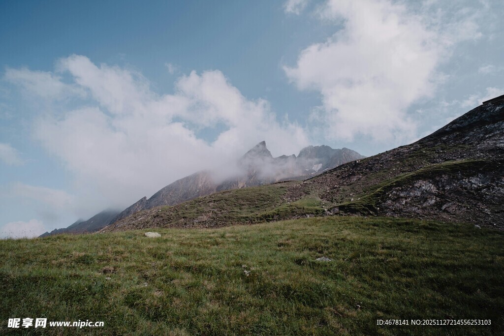 山间草地与云雾缭绕之景