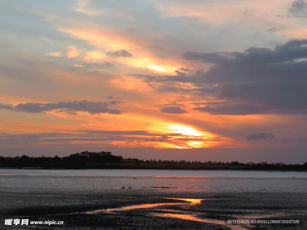 夕阳下的水面美丽景致