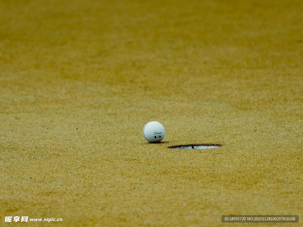 高尔夫球位于球洞附近