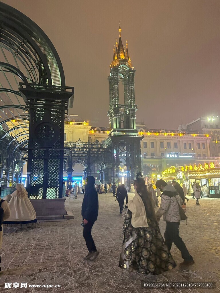 冬夜广场上的漫步人群