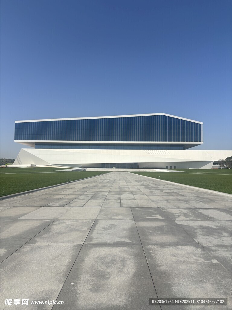 现代风格建筑前的开阔道路