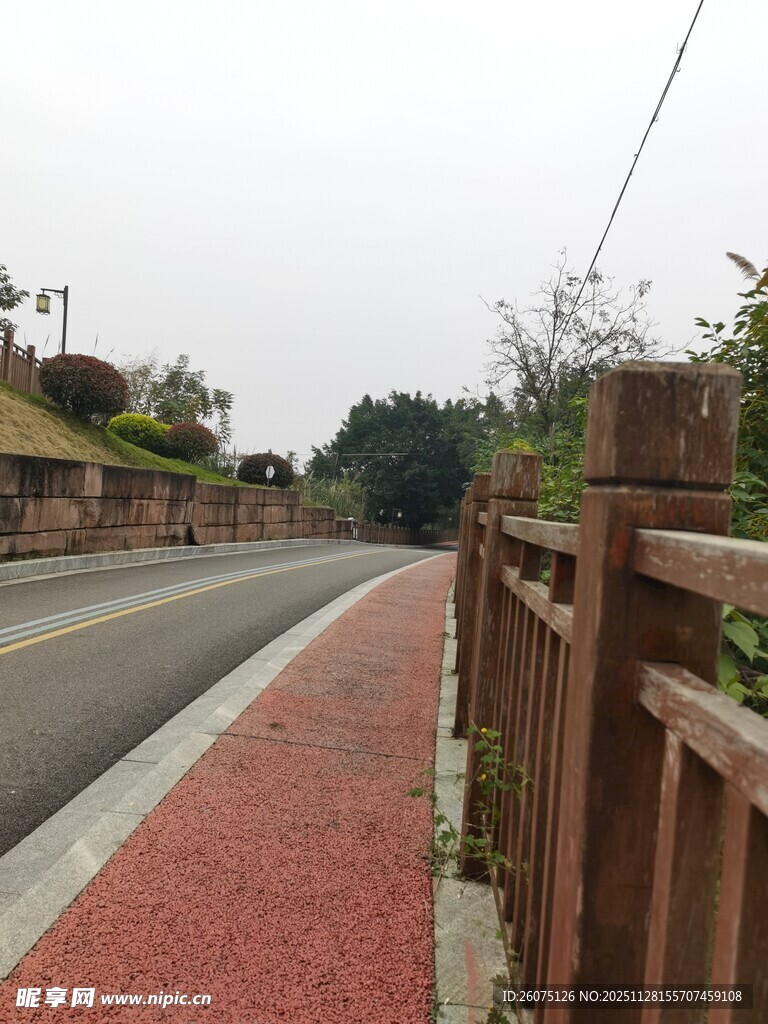 乡村旁的红色步道与围栏