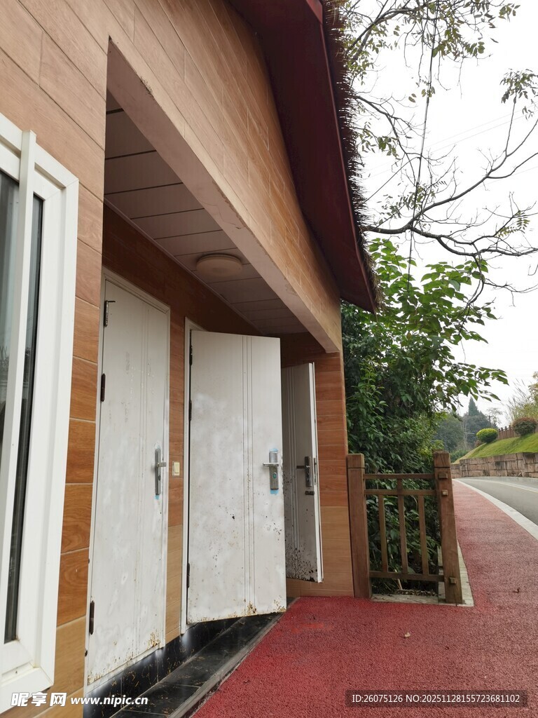 木质小屋外的红道景致