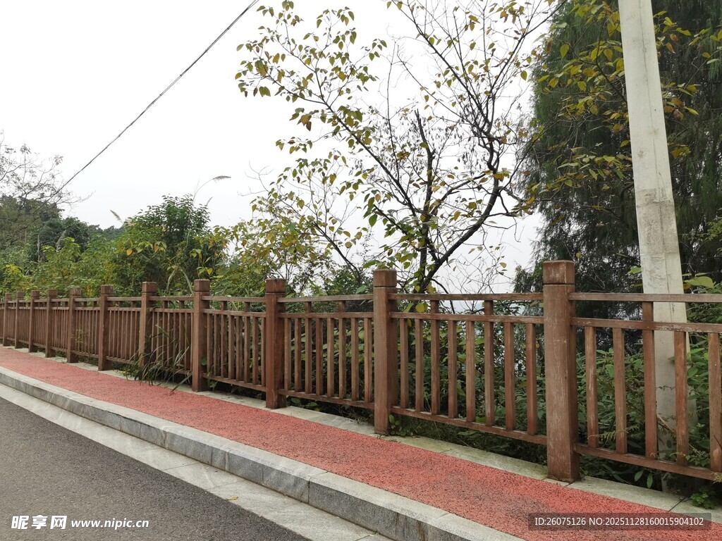路边木质围栏景观