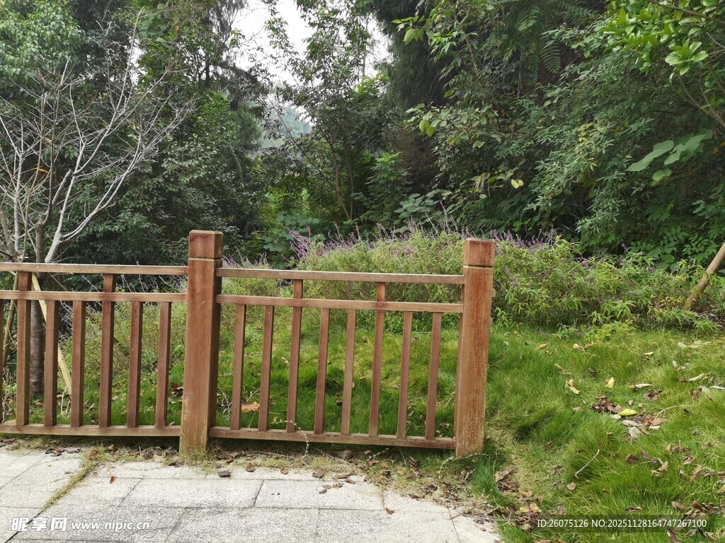 户外木质围栏与自然景色