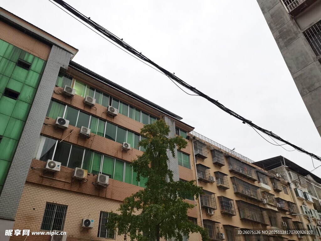 多层居民楼外观景象