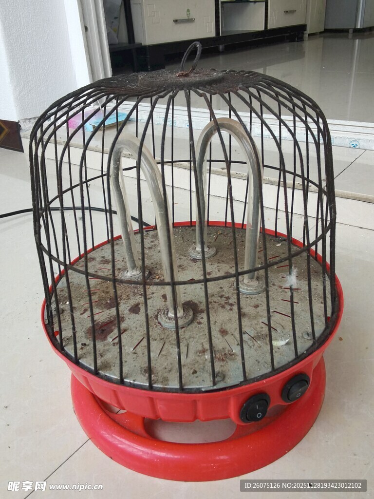 红色底座的电暖炉