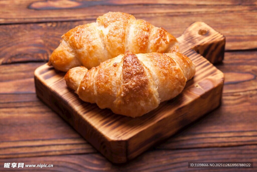 木制托盘上的美味羊角面包