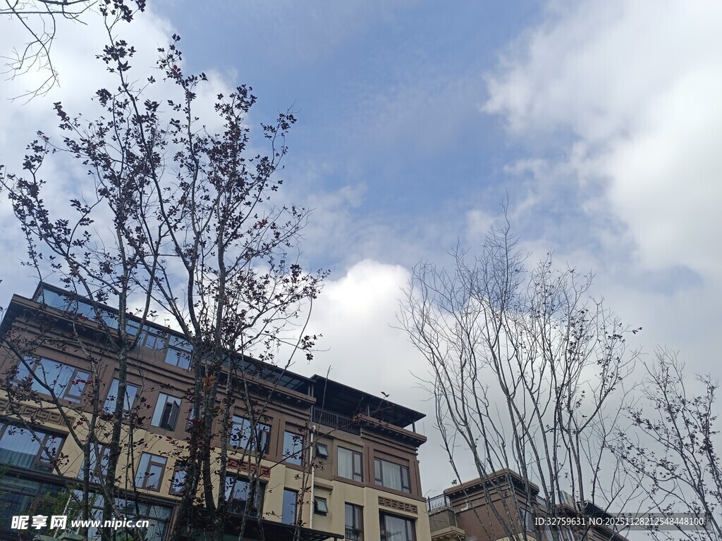 欧式建筑与蓝天白云景观