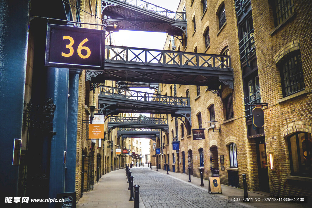 复古街道上的拱形招牌