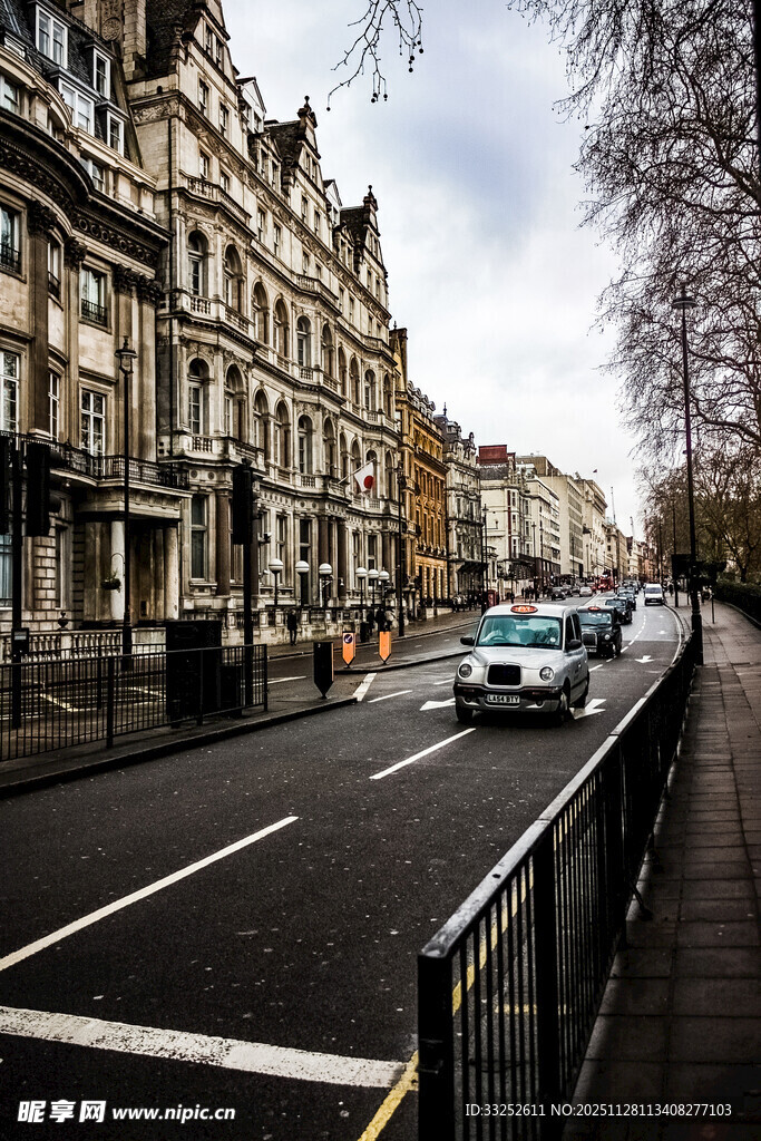 伦敦街道建筑与行驶车辆