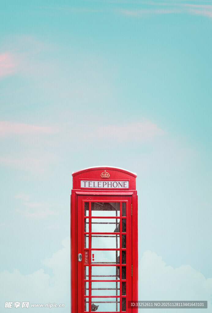 红色电话亭矗立蓝天白云下