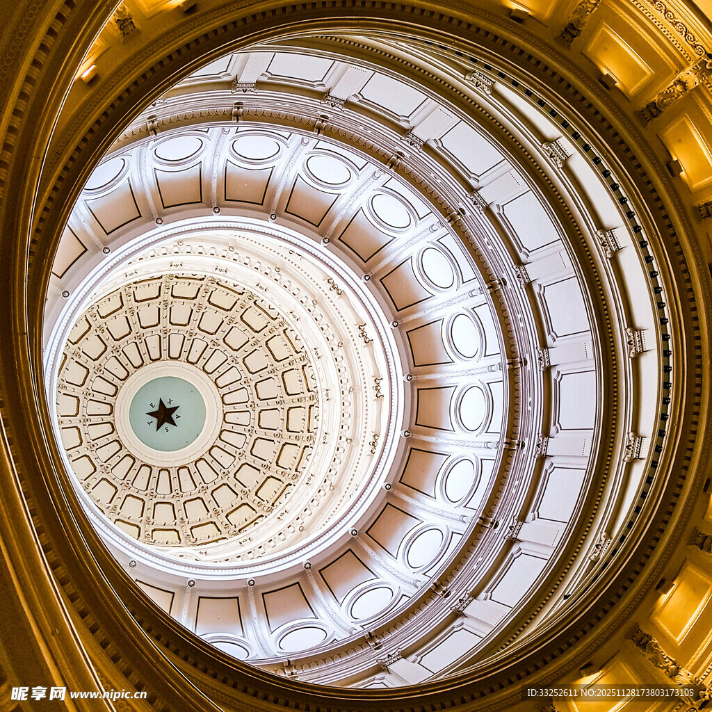 华丽旋转楼梯穹顶景观