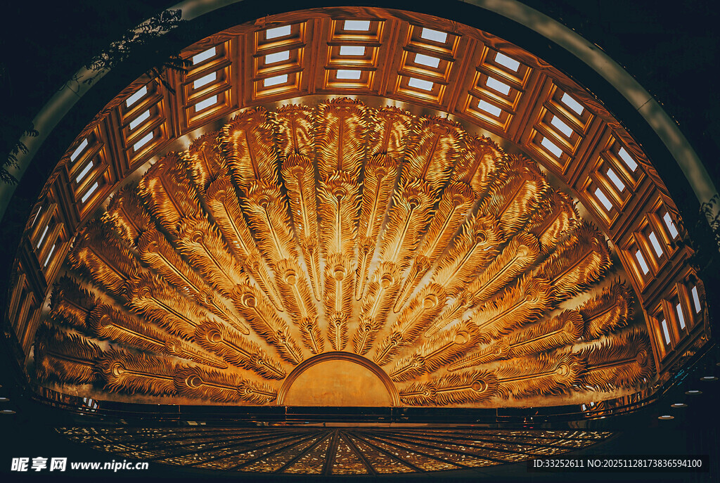 圆形建筑内部壮观景象