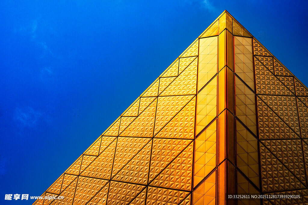 金色璀璨金字塔建筑
