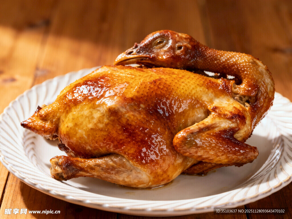 美味烤鸡摆于盘中