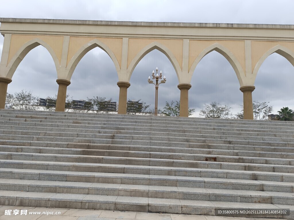 拱形建筑前的阶梯景观