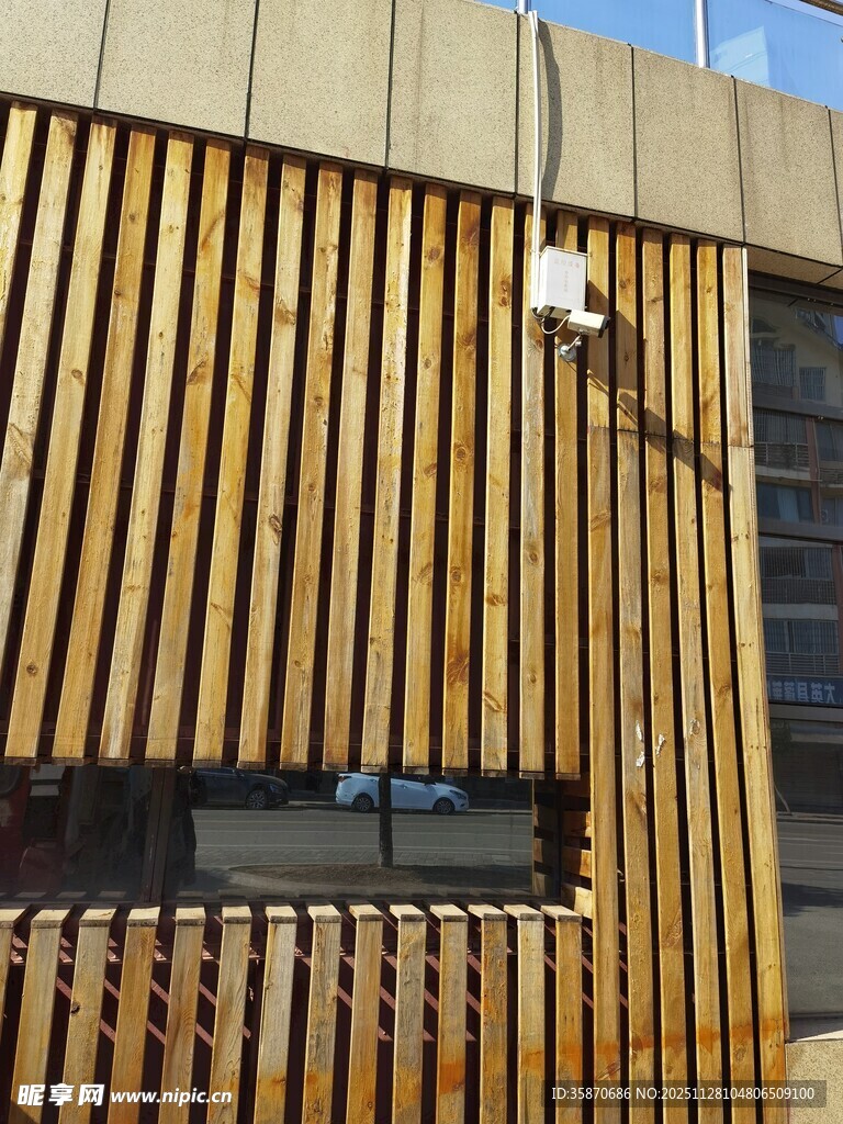 木质条形外墙建筑一角