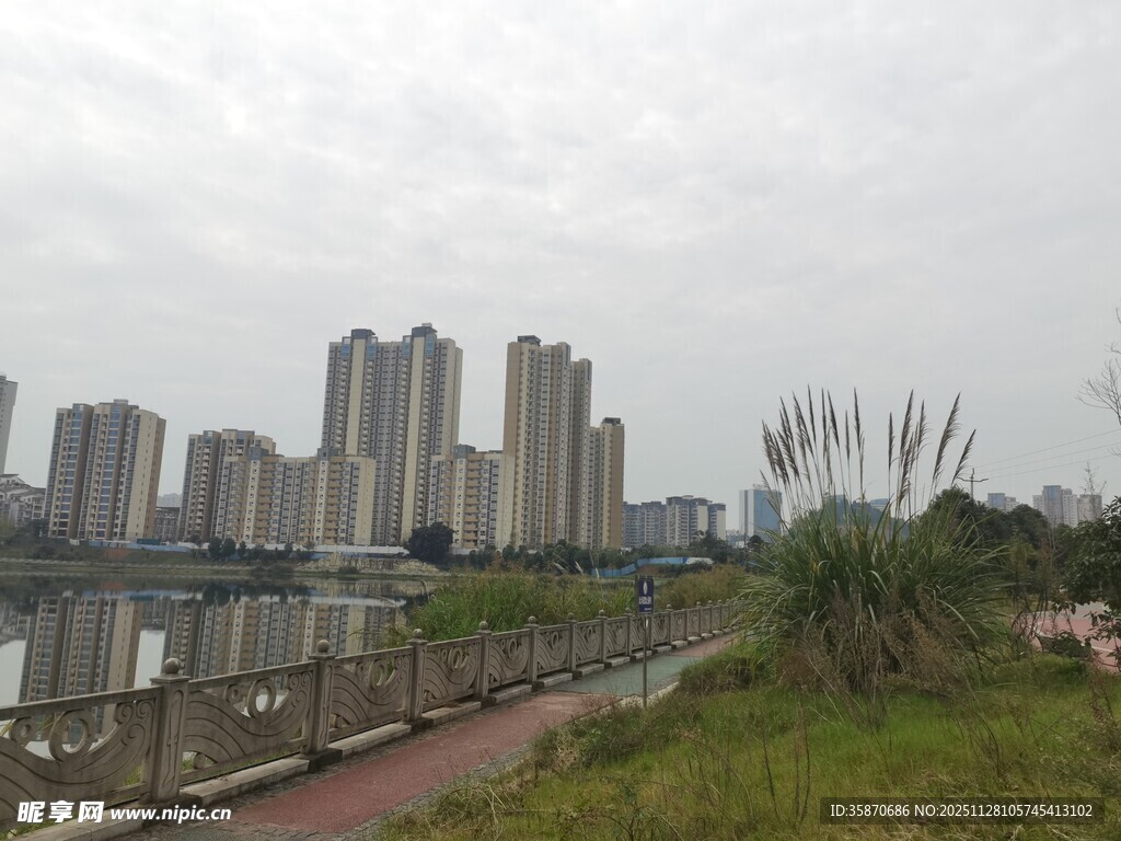 河畔高楼旁的休闲步道