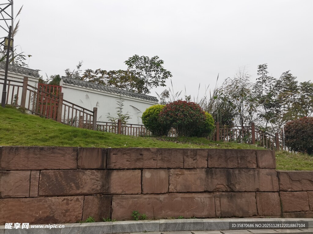 砖砌护坡旁的绿植与建筑