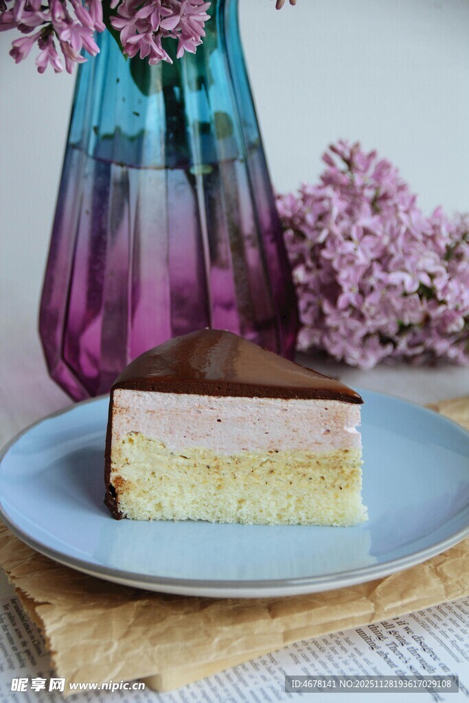 美味分层蛋糕配紫色花卉