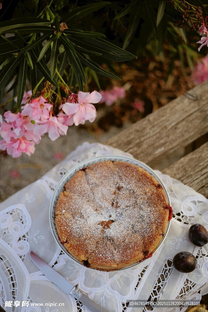 木桌上的美味撒粉糕点