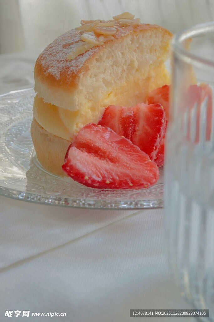 草莓夹心美味糕点